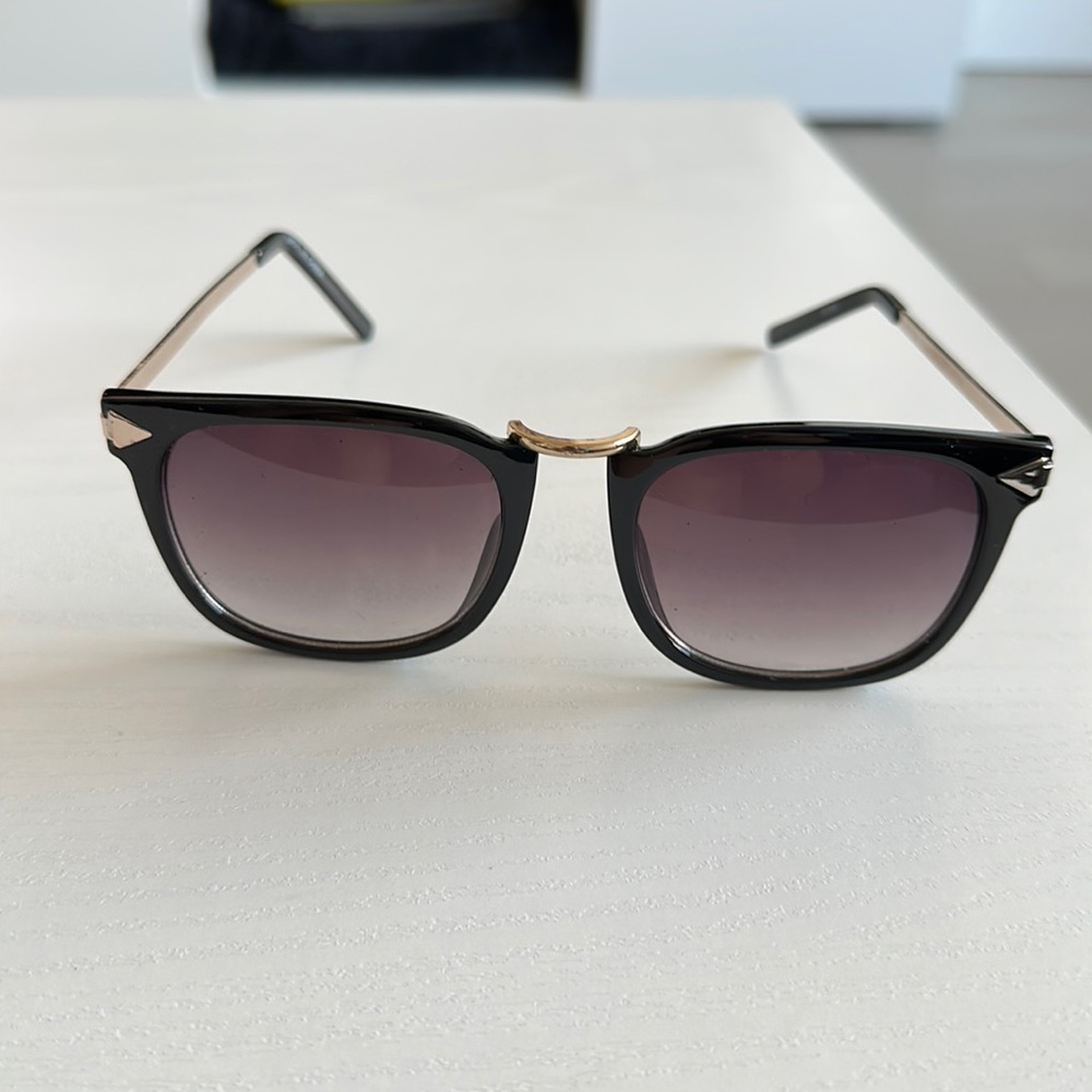 Black sunglasses with golden details - great condition! 🕶️